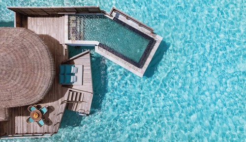 Villa, piscina privada, sobre el agua