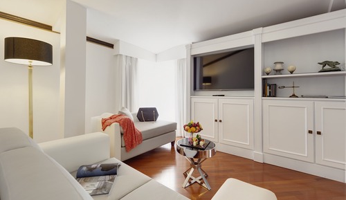 The Level Ambassador Suite and Lounge Access (2+2)