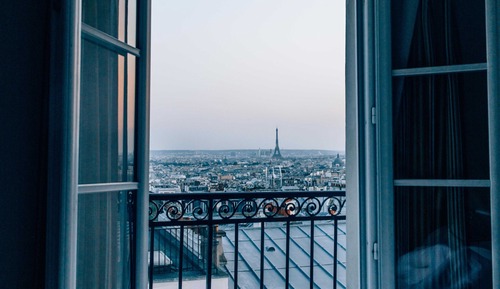 Habitación superior con 2 camas individuales, balcón, vistas a la ciudad