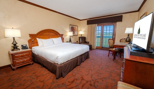 Habitación, 1 cama de matrimonio grande con sofá cama, vistas parciales al lago