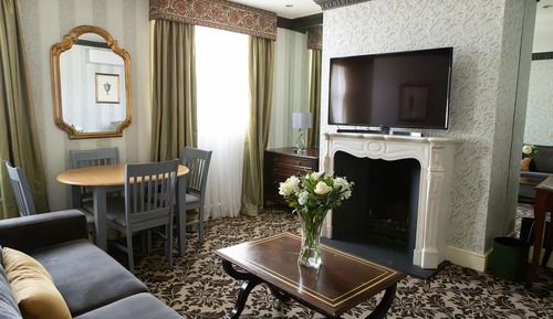 Deluxe One Bedroom Suite with Kitchenette
