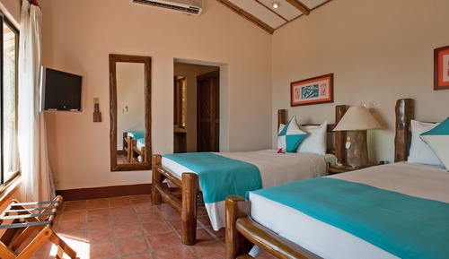 Habitación Deluxe, 2 camas dobles, no fumadores, vistas parciales al mar