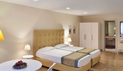 Habitación superior con 2 camas individuales, 1 cama doble