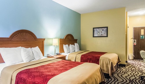 Habitación estándar, 2 camas dobles, no fumadores (Pet Friendly)