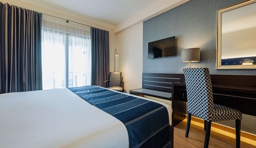 Habitación ejecutiva con 1 cama doble o 2 individuales, vistas parciales al mar