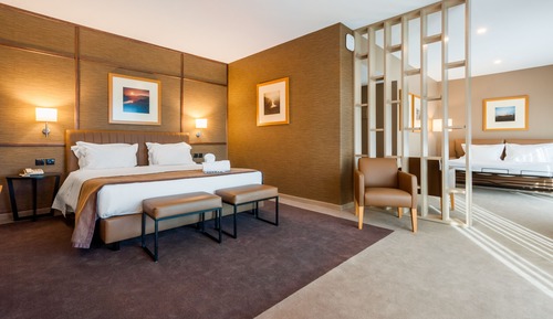 Suite junior, 1 cama de matrimonio grande con sofá cama, vistas a la ciudad