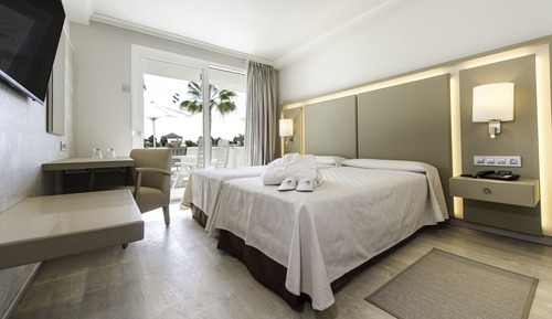 Habitación estándar doble, vistas a la piscina, balcón (3 adultos)