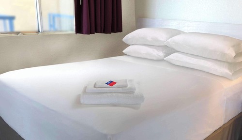 Suite familiar (1 King, 2 Queen Beds, 1st Floor)