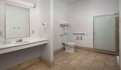 Habitación estándar, 2 camas de matrimonio, no fumadores (Roll in Shower)