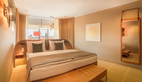 Habitación superior con 1 cama doble o 2 individuales, vistas a la ciudad