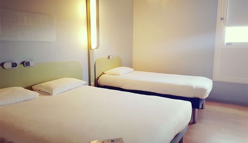 Habitación triple, varias camas