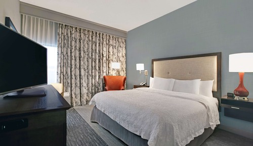 1 cama de matrimonio grande, No fumadores, accesible (1King Mob Hear Acc W Tub NS)