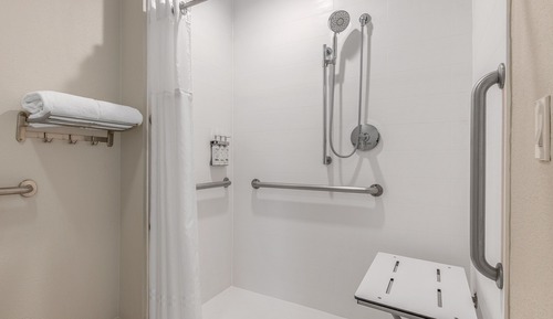 Habitación, 2 camas de matrimonio (Comm, Mobil, Roll-In Shower)