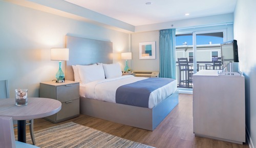 Habitación, balcón, vistas parciales al mar