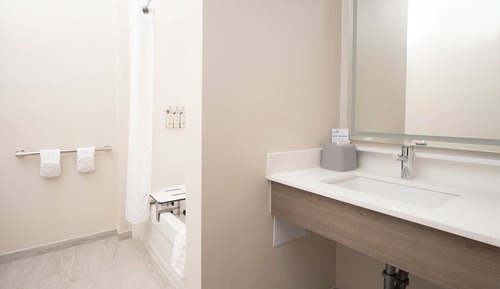 Habitación estándar, 1 cama de matrimonio grande con sofá cama, bañera accesible (Mobility)
