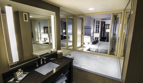 Estudio, 1 cama de matrimonio grande, bañera de hidromasaje, vistas a la ciudad