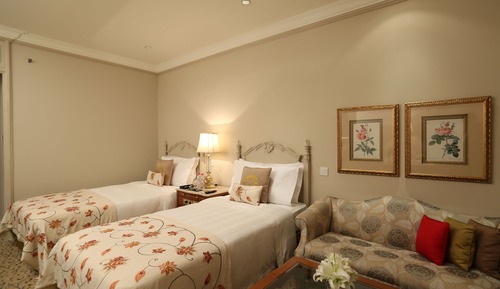 Superior Room Twin Bed Diplomatic Enclave View