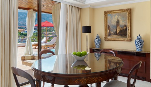 Suite (Queen Sirikit of Thailand)