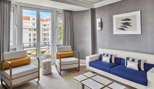 Suite superior, vistas parciales al mar
