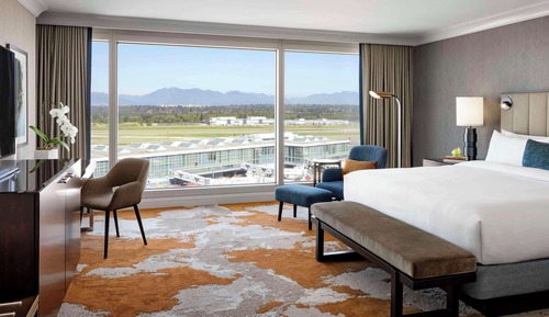 Habitación Signature, 1 cama de matrimonio grande (Runway View)