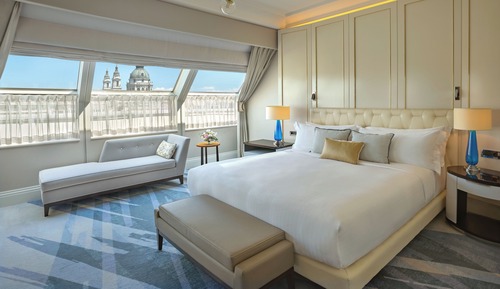 Skyline Suite including Club Lounge access