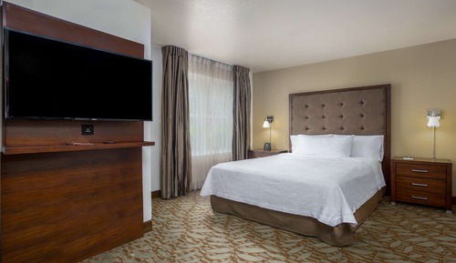 Suite, 1 cama de matrimonio, bañera (Mobility & Hearing, Nonsmoking)