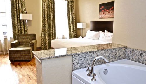 Habitación estándar, 1 cama de matrimonio grande, bañera de hidromasaje, vistas a la ciudad