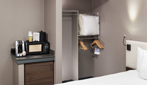 1 cama de matrimonio grande, accesible