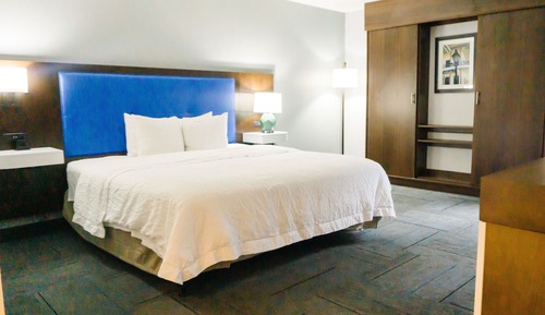 Estándar con cama de matrimonio King
