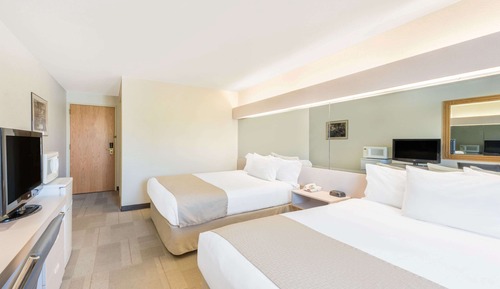 Habitación, 2 camas de matrimonio, accesible para personas con discapacidad (Roll-in Shower)