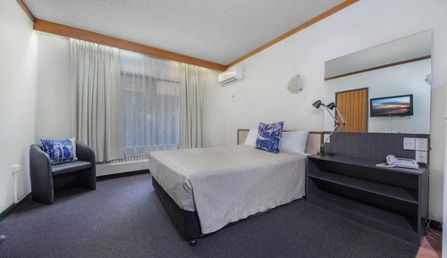Estudio económico, 1 cama de matrimonio, cocina básica