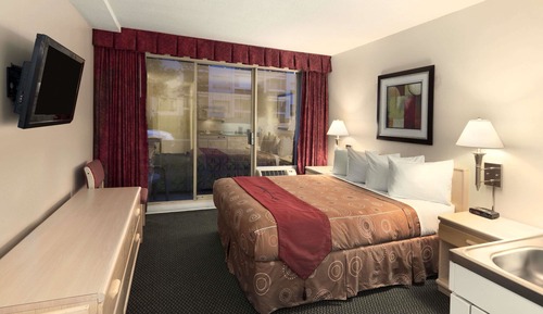 Efficiency 1 Queen Bed Non-Smoking Room with  kitchenette & balcony