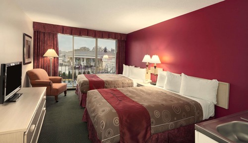 Efficiency 2 Double Beds Non-Smoking Room with kitchenette & balcony