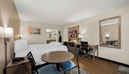 Habitación Premium, 1 cama de matrimonio grande (Upgraded Bedding & Snack, Smoke Free)