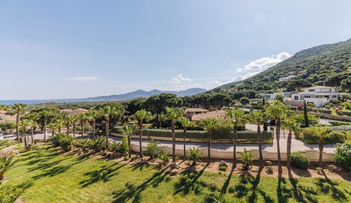 Habitación clásica con 1 cama doble o 2 individuales, vistas parciales al mar