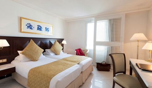 Habitación, vistas parciales al mar