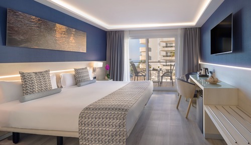 Habitación estándar con 1 cama doble o 2 individuales, terraza, vistas parciales al mar