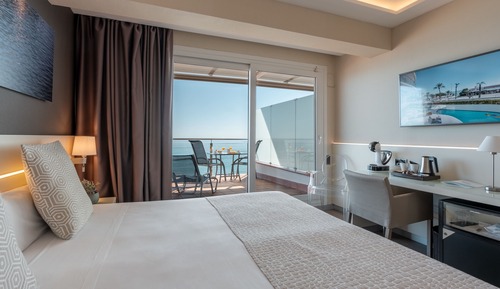 Habitación superior con 1 cama doble o 2 individuales, terraza, vistas al mar