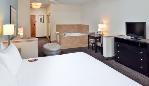 Suite, 1 cama de matrimonio grande, bañera de hidromasaje, vistas al patio