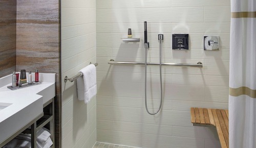 Habitación, 1 cama de matrimonio grande con sofá cama (Mobility Accessible, Roll-In Shower)