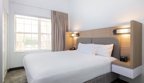 Suite, 1 cama de matrimonio grande con sofá cama (Mobility Accessible, Tub)