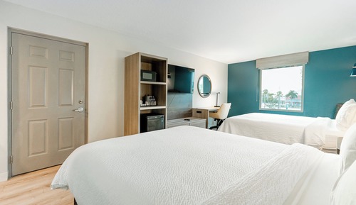 Suite, varias camas, bañera (Rain Shower)