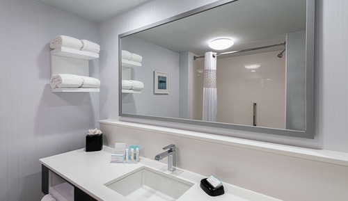 Habitación, 2 camas de matrimonio (Mobility & Hearing, Roll-In Shower)