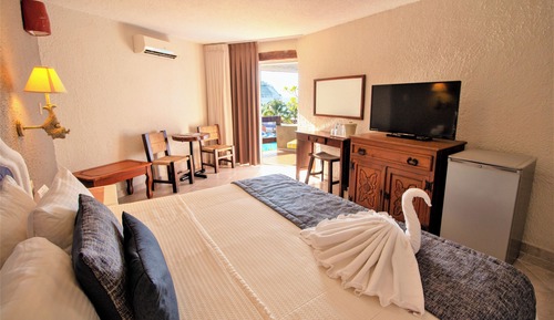 Habitación, frigorífico, vistas parciales al mar