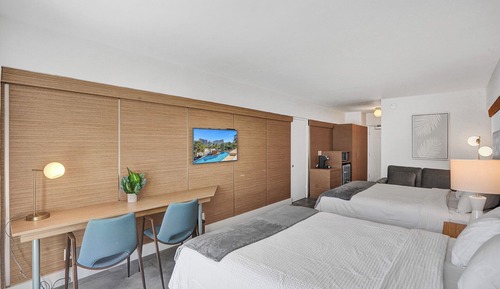 Habitación superior, 2 camas de matrimonio, balcón, vistas parciales al mar