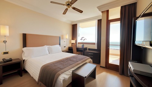 Habitación doble superior de uso individual, balcón, vistas parciales al mar (Blues)