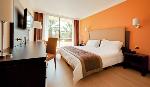 Habitación superior con 1 cama doble o 2 individuales, balcón, vistas al jardín (Soul)