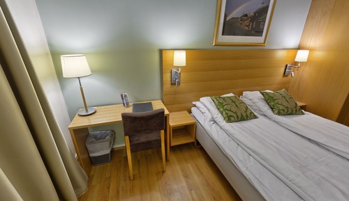 Habitación con 2 camas individuales, varias camas, balcón, vistas a la montaña