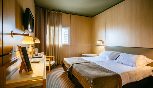 Habitación con 2 camas individuales, vistas a la ciudad