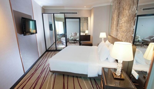 Suite (Dorsett)